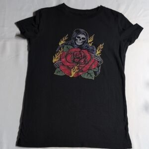 Aeropostale Black Graphic Tee with Skull and Rose Design Size Small